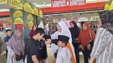 Berbagi Kebahagiaan, Dewan Erna Ajak Puluhan Anak Yatim Belanja Baju BaruBerbagi Kebahagiaan, Dewan Erna Ajak Puluhan Anak Yatim Belanja Baju Baru