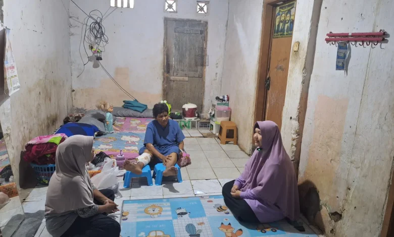 terluka Parah Usai Terjatuh, Ibu Salbiah Ditemukan dalam Kondisi Memprihatinkan – Kini Didorong Dirawat di RSUD Kota Serang Lewat BPJS 4