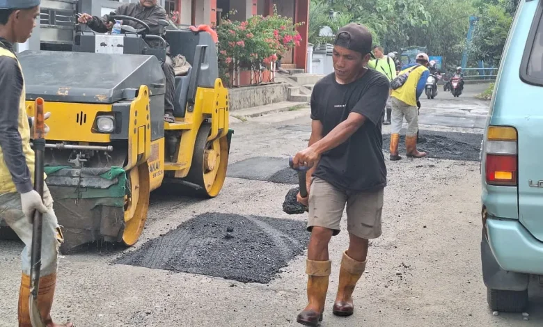 Dorongan Aspirasi Warga Berbuah Hasil, Perbaikan Jalan di KM. Idris Kelurahan Cipare Terlaksana!