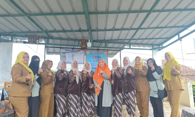 Kejutan Dewan di Hari Ibu 2025: Hj. Erna Yuliawati Berbagi Kebahagiaan Bersama Kader Posyandu!