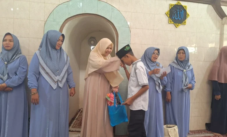 Ramadan Penuh Berkah, Hj. Erna Yuliawati Santuni Yatim dan Dhuafa di Kelurahan Lontar Baru!