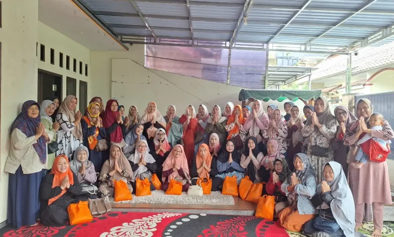 Berbagi di Bulan Ramadan, Hj. Erna Yuliawati Salurkan Sembako untuk Ibu-Ibu di Kecamatan Serang!